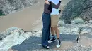 Seru-seruan bareng, akhirnya Ananda Omesh dan Dian Ayu Lestari mengunjungi salah satu tempat wisata ikonik di Amerika, yaitu Grand Canyon. Berada di Grand Canyon keduanya pun abadikan potretnya mesranya yang menuai banyak pujian dari netizen. (Liputan6.com/IG/@omeshomesh)