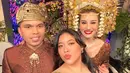 Putri Puan Maharani, Pikan, terlihat elegan kenakan kebaya sabrina dengan lengan terumpet. Dipadukan dengan kain tenun hijau yang senada [@dhaprani]