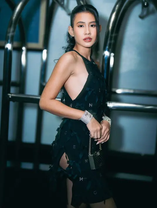 Dress hitam yang simpel ini memiliki detail tanpa lengan dan kerah halter dengan tali tipis. [Foto: Instagram/sheninacinnamon]