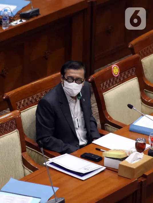 Menteri Hukum dan Hak Asasi Manusia Yasonna Laoly saat rapat kerja dengan DPR di Jakarta, Kamis (31/3/2022). Rapat terkait amandemen Undang-Undang No.35/2009 tentang Narkotika. (Liputan6.com/Angga Yuniar)