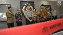 Kapolri Jenderal Tito Karnavian dan Ketua KPK Agus Rahardjo bersama jajaran masing-masing memberikan keterangan pers di Mabes Polri, Jakarta, Kamis (6/7). Agus dan rombongan menemui Kapolri dan jajarannya untuk bersilaturahmi. (Liputan6.com/Helmi Afandi)