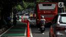 Pengendara melintasi rute sepeda di kawasan Jalan Tentara Pelajar, Patal Senayan, Jakarta, Kamis (20/10/2022). Pembangunan lajur sepeda di DKI Jakarta tahun anggaran 2022 diwujudkan dalam program Jakarta Ramah Bersepeda. (Liputan6.com/Johan Tallo)