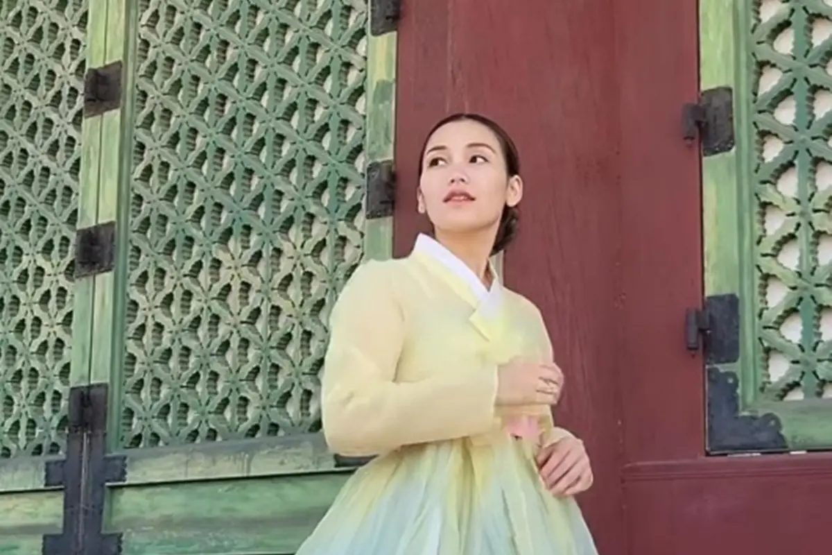 Potret Ayu Ting Ting Pakai Hanbok di Korea Selatan, Pesonanya Bak Warga Lokal