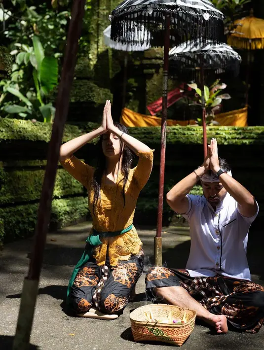 Anya Geraldine bersama sang kekasih Nadif Zahiruddin mengikuti tradisi Melukat. Anya mengungkapkan telah menemukan kedamaian dalam dirinya setelah melakukan melukat. (Instagram/anyageraldine)