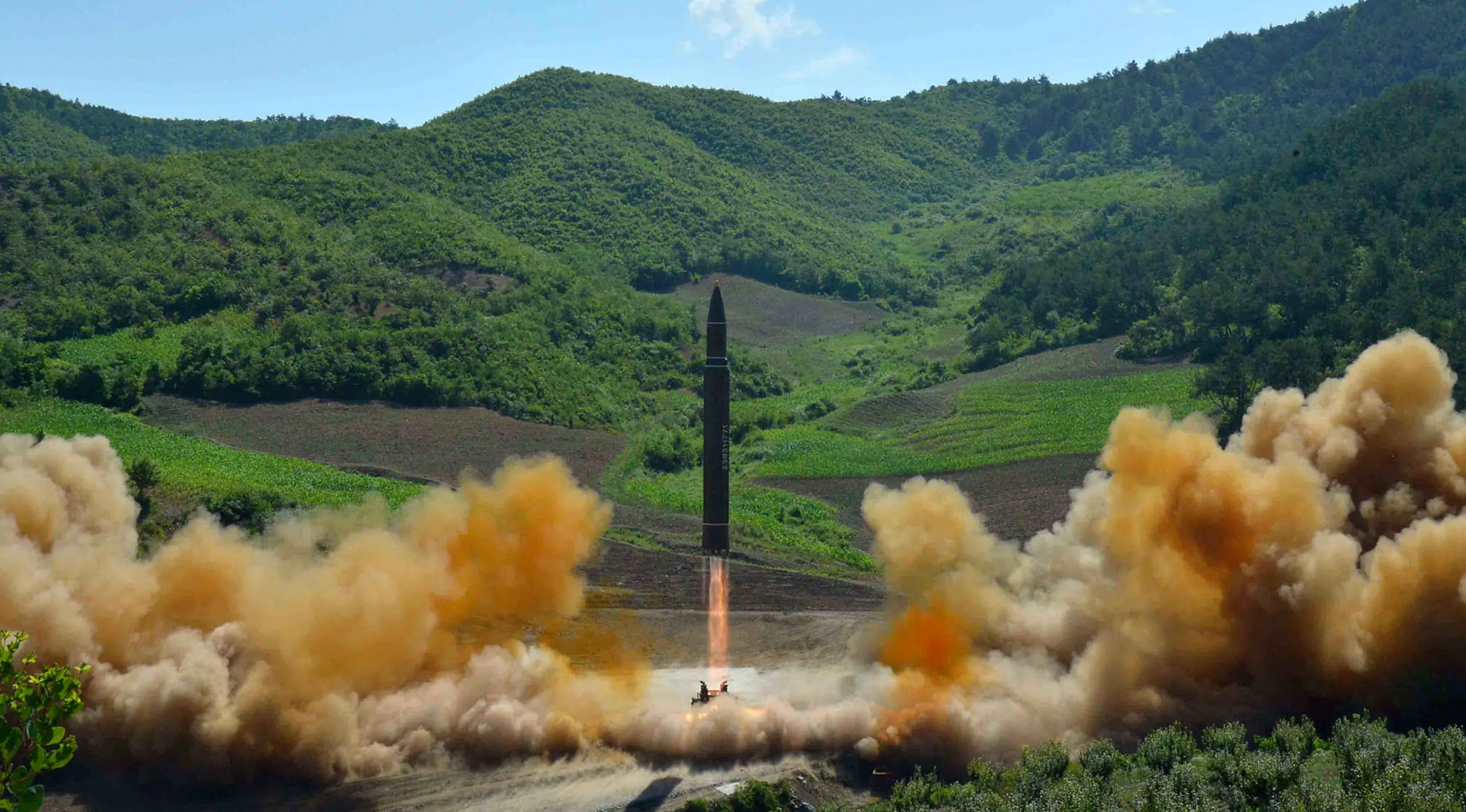 Peluncuran rudal balistik antarbenua Hwasong-14, ICBM, di barat laut Korea Utara, 4 Juli 2017. Peluncuran rudal balistik ini merupakan gerakan menantang Washington secara militer. (KRT via AP Video)