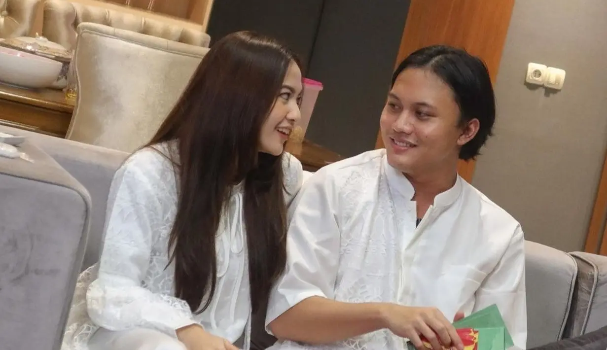 Terlihat wajah bahagia dari Mahalini dan Rizky Febian saat merayakan lebaran hari pertama