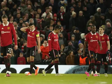 Pemain Manchester United Harry Maguire (kedua kiri) dan rekan setimnya bereaksi setelah mencetak gol ke gawang Sevilla pada pertandingan sepak bola perempat final leg pertama Liga Europa di Stadion Old Trafford, Manchester, Kamis (13/4/2023). (AP Photo/Dave Thompson)