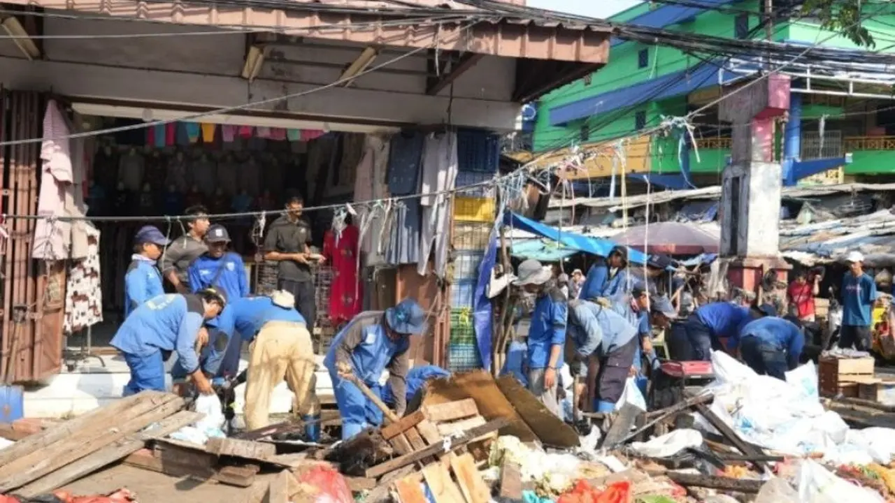 Petugas gabungan Pemkot Jakarta Barat menggelar kerja bakti di sepanjang Jalan KH Moh. Mansyur, Jembatan Lima, Tambora.