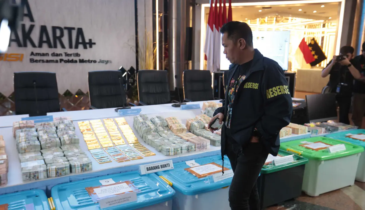 Barang bukti uang ratusan miliar rupiah dan emas 74 kg di Mapolda Metro Jaya, Jakarta, Jumat (10/7/2026). (KLY/ Budi Santoso)