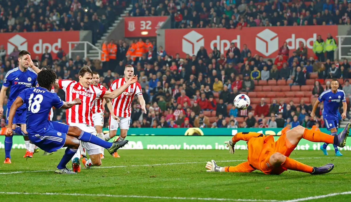 Pemain Loic Remy mencetak gol penyama kedudukan pada babak 16 besar Piala Liga Inggris, Rabu (28/10/2015) dini hari WIB.Chelsea kalah 4-5 lewat penalti. (Reuters / Darren Staples)
