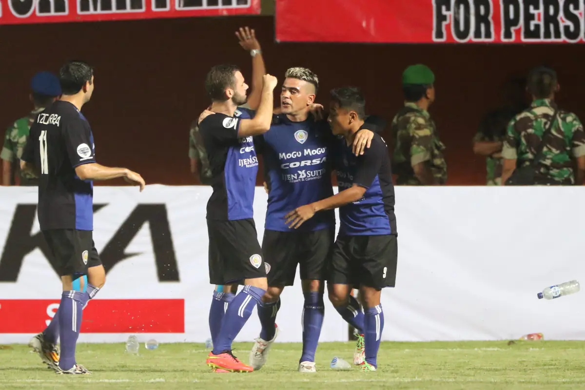 Penalti Samsul Arif Bawa Buat Arema Ungguli Persipura