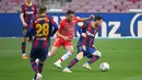 Striker Barcelona, Lionel Messi, berusaha melewati pemain Granada, Quini, pada laga Liga Spanyol di Stadion Camp Nou, Jumat (30/4/2021). Barcelona takluk dengan skor 1-2. (AFP/Lluis Gene)