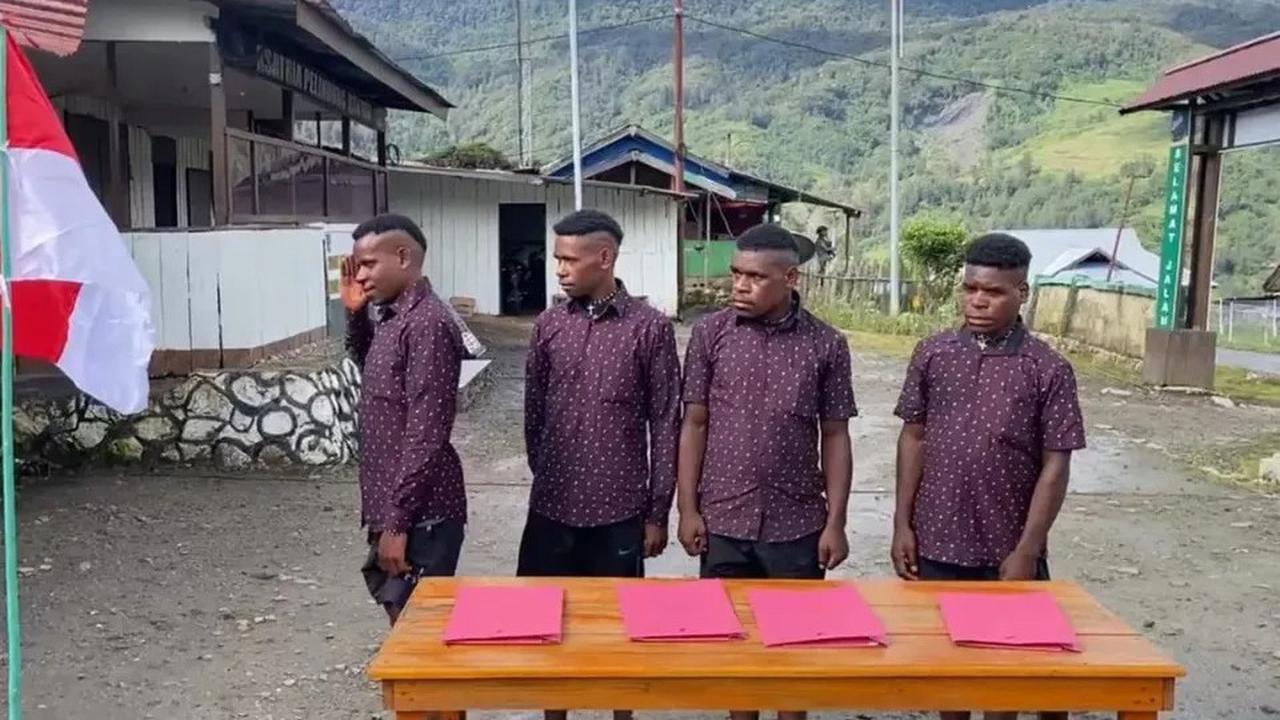 FOTO: Momen 4 Mantan Anggota OPM Ucap Sumpah Setia ke NKRI, Hormat dan Cium Bendera Merah Putih