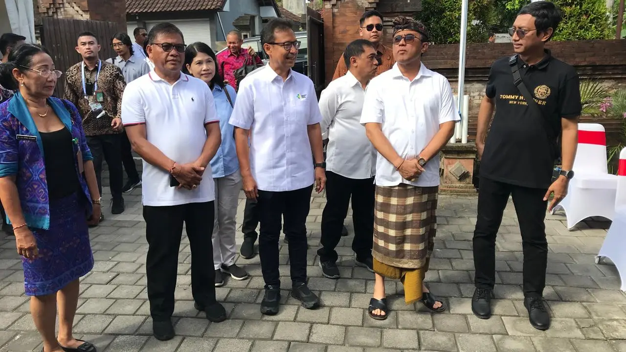 Menkes Budi cek kesiapan Puskesmas di Denpasar, Bali jelang peresmian peluncuran Starlink punya Elon Musk.