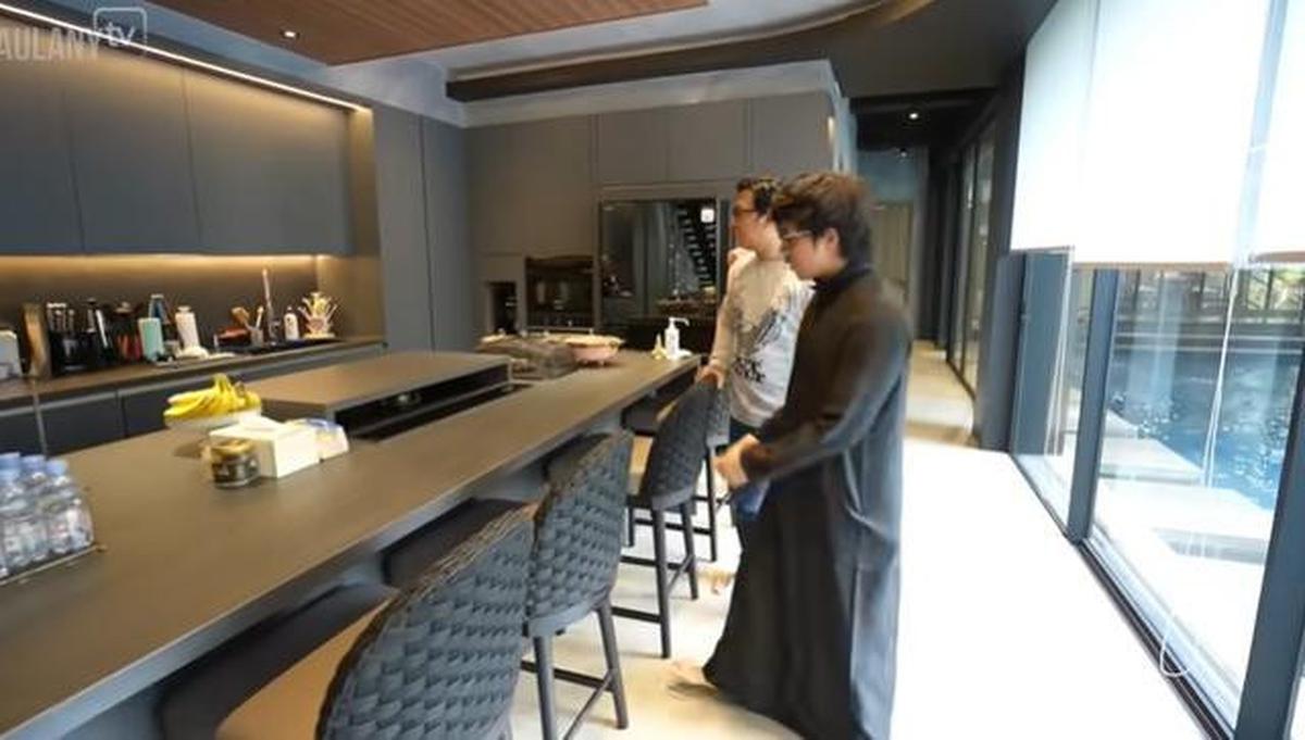 5 Potret Dapur dan Ruang Makan di Rumah Atta Halilintar, Modern Minimalis tapi Mewah