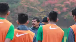 Pelatih Indra Sjafri memberi arahan kepada pemain Timnas Indonesia U-19 saat sesi latihan di Paju, Korea Selatan, Jumat (11/3). Latihan ini jelang laga ketiga Grup F kualifikasi Piala Asia U-19 2018 melawan Korea Selatan. (Liputan6.com/Dok PSSI)