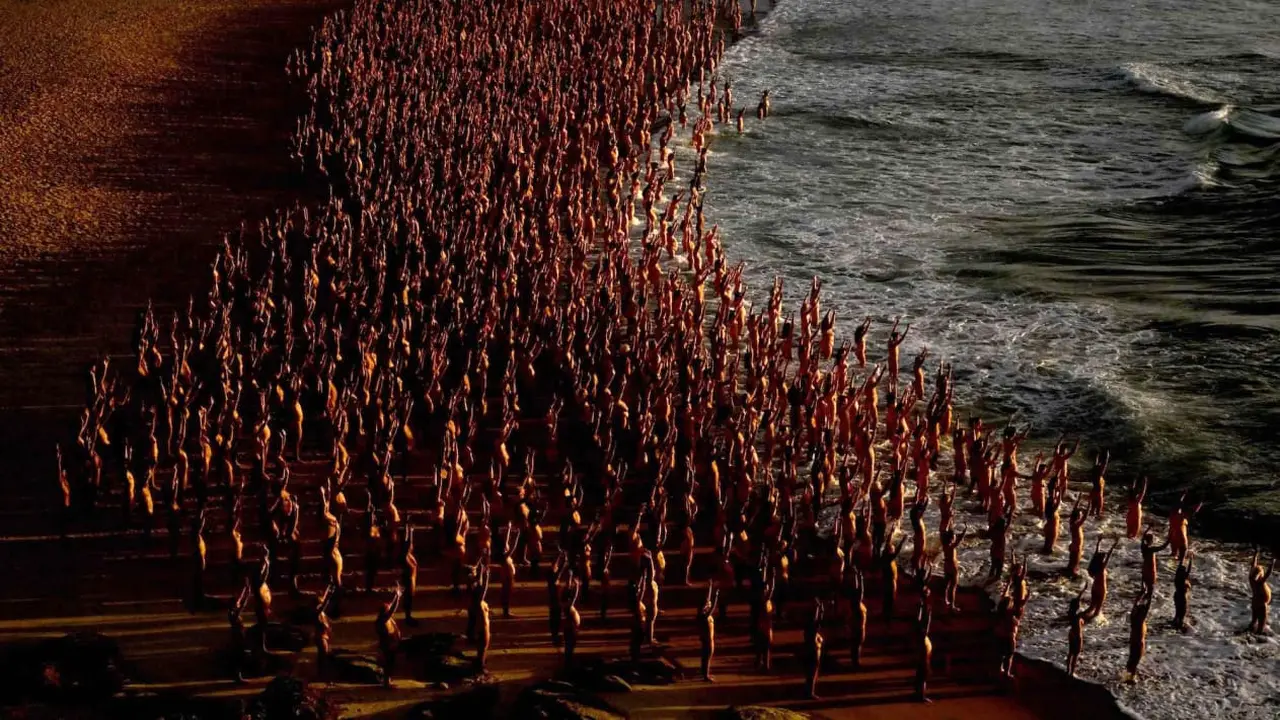 Ribuan orang telanjang di Pantai Bondi, Australia. (AFP/Saeed Khan)