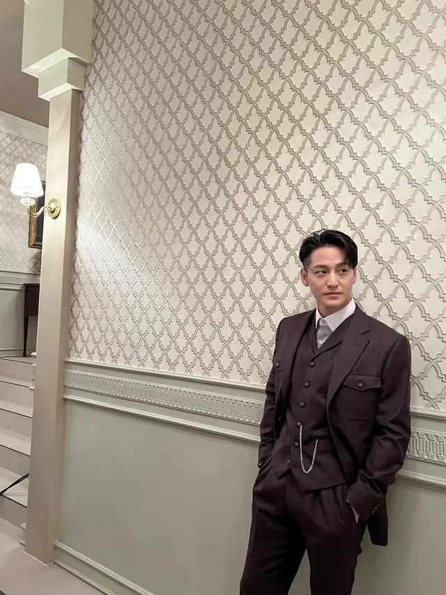 8 Gaya Karismatik Kim Bum, Aktor Korea yang Dikabarkan Bakal Main Film Bareng Maudy Ayunda