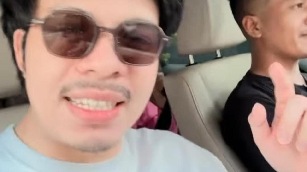 "Asisten ku. Temen SD ku. (yg dulu bully aku wkkwk)," kata Atta mengiringi unggahan di laman instagram pribadinya. Unggahan tersebut lantas menjadi sorotan netizen.
