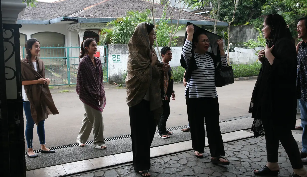 Para pelayat mulai berdatangan menunggu kedatangan jenazah Sys Ns yang akan dimakamkan di TPU Jeruk  Purut, Jakarta Selatan, selepas ibadah sholat Ashar. (Nurwahyunan/Bintang.com)