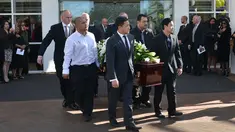 Jenazah Andrew Chan asal Australia yang dieksekusi mati pemerintah Indonesia digotong oleh saudaranya Michael Chan dan kerabat saat upacara pemakamannya di Sydney, Australia (8/5/2015). (AFP PHOTO/Peter PARKS)