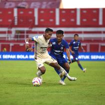 Kapten Persita Tangerang, M Toha dilanggar pemain Arema, Bayu Setiawan. (Bola.com/Iwan Setiawan)