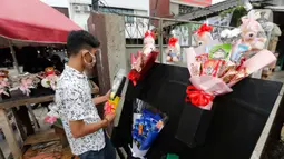 Warga membeli suvenir unik di Rawa Belong, Jakarta, Minggu (14/2/202). Hari Valentine  atau disebut juga Hari Kasih Sayang, pada tanggal 14 Februari adalah sebuah hari saat para kekasih dan mereka yang sedang jatuh cinta menyatakan cintanya di Dunia Barat.  (Liputan6.com/Angga Yuniar)