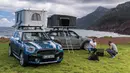 Mini Countryman dengan pop-up tent di pinggir pantai. (Source: buyacar.co.uk)