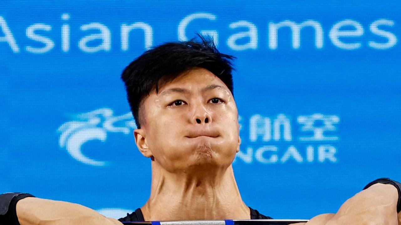 Abdullah Rahmat Erwin saat beraksi pada kompetisi angkat besi grup A kelas 73 Kg putra pada Asian Games 2023 di Hangzhou, China pada (3/10/2023).