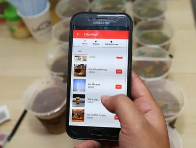 Model menunjukkan menu pada aplikasi  berbasis mobile yang menawarkan inovasi konsep restoran digital pertama di Indonesia saat Soft Launching Aplikasi MeeberLite dan Meeberian di Jakarta, Selasa (31/7). (Liputan6.com)