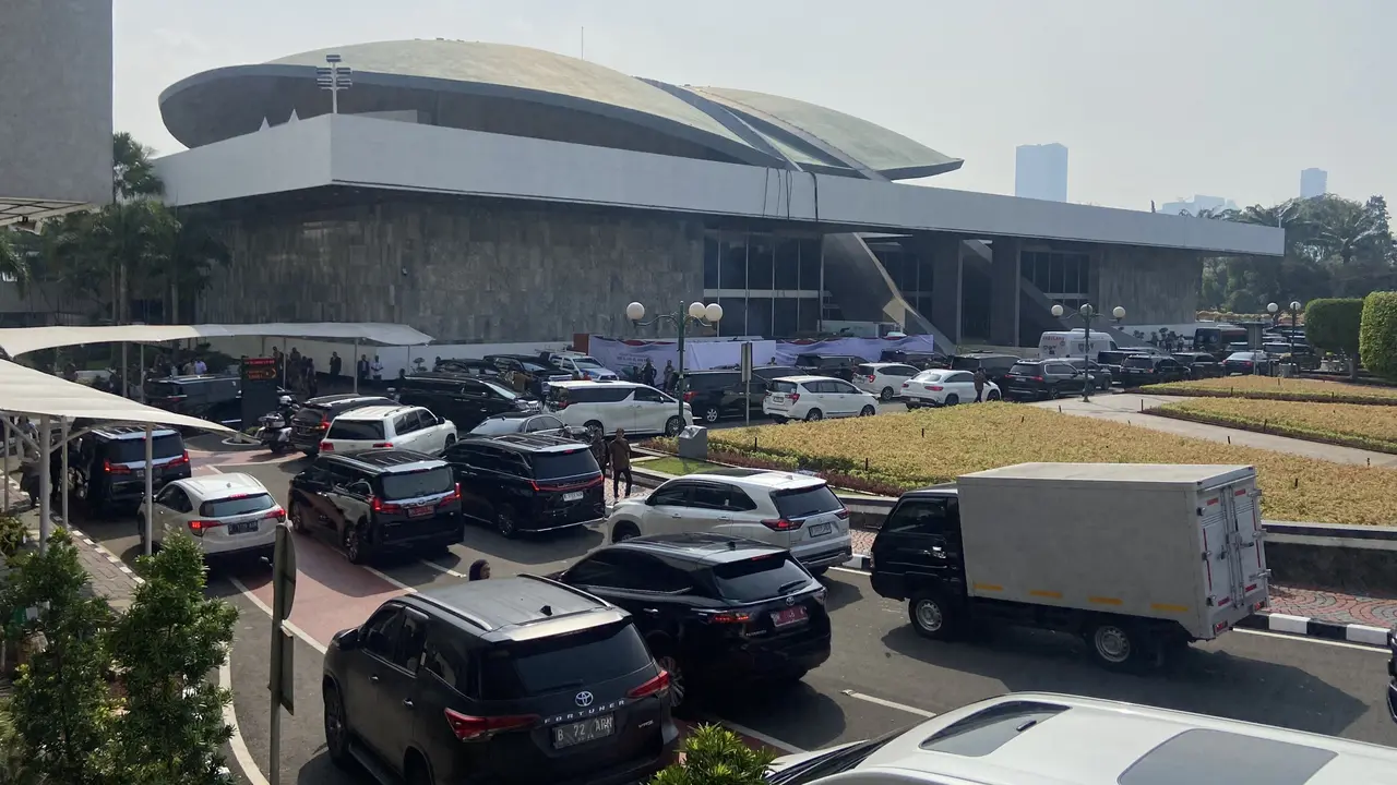 Suasana di kompleks Parlemen, Senayan, Jakarta jelang pelantikan Anggota DPR, DPR, dan MPR RI Periode 2024-2029.