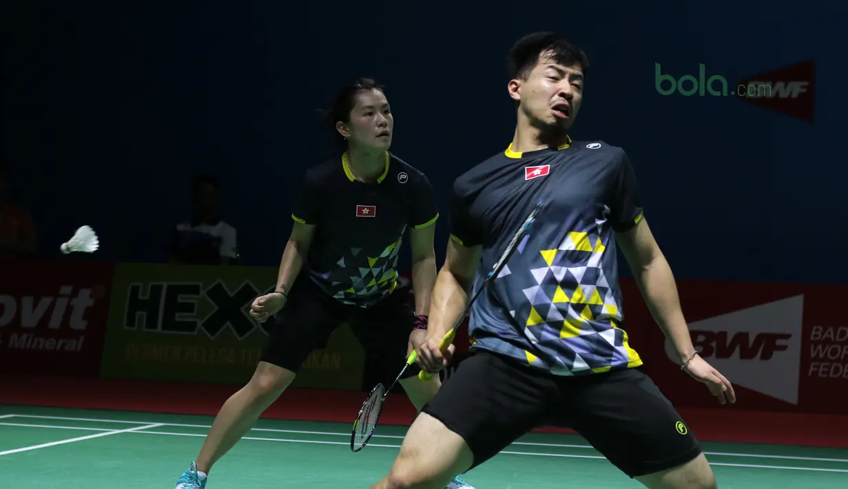 Lee Chun gagal mengembalikan kok ke arah Praveen/Oktavianti pada babak pertama Indonesia Open 2018 di Istora Senayan, Jakarta, (3/6/2018). Praveen/Oktavianti kalah 17-21, 21-14, 21-17. (Bola.com/Nick Hanoatubun)