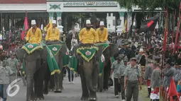 Sejumlah gajah ikut serta dalam kirab menuju Masjid Kauman Yogyakarta, Selasa (13/9). Keraton Kesultanan Yogyakarta membuat 7 gunungan untuk diberikan kepada warga saat Grebeg Idul Adha 1437. (Liputan6.com/Boy Harjanto)