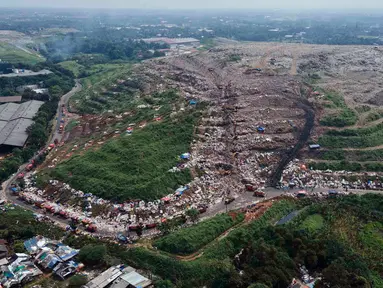 Foto udara di kawasan Tempat Pengolahan Sampah Terpadu (TPST) Bantar Gebang, Bekasi, Jawa Barat, Selasa (17/1/2023). Pemprov DKI Jakarta akan memfasilitasi Landfill Mining dan Refused Derived Fuel (RDF) Plant di TPST Bantar Gebang. (merdeka.com/Imam Buhori)