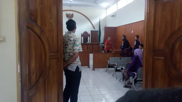 Kuswendi, terdakwa kasus Bumi Perkemahan Garut, tengah berkonsultasi dengan tim hukumnya usaia putusan 1 tahun penjara dijatuhkan Pengadilan Negeri Garut