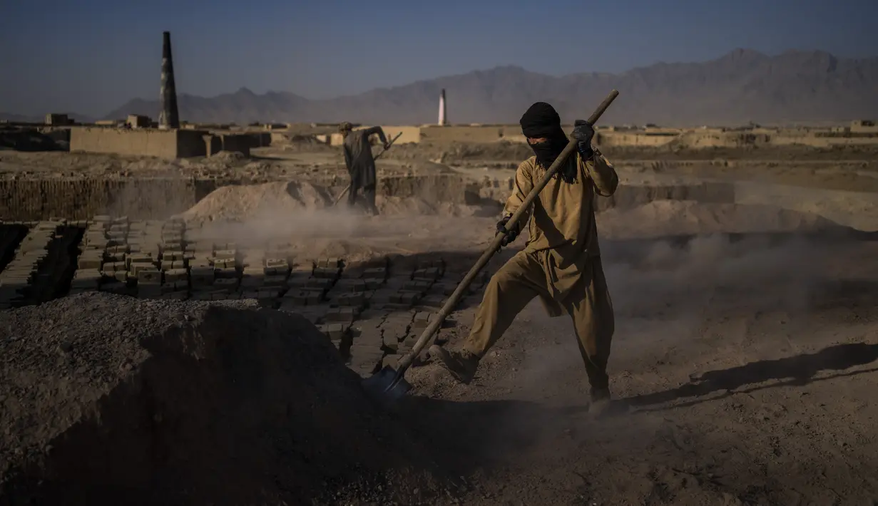 Seorang buruh Afghanistan bekerja di sebuah pabrik batu bata di Deh Sabz, di pinggiran Kabul, Afghanistan, Minggu (26/9/2021). Buruh biasanya menghasilkan sekitar Rp 125 ribu per harinya. (AP Photo/Bernat Armangue)