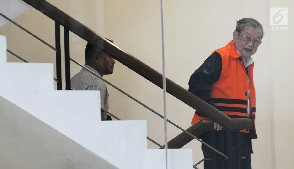 Tersangka suap Hakim PN Medan, Tamin Sukardi (kanan) saat tiba di Gedung KPK, Jakarta, Rabu (3/10). Tamin diduga menyuap Hakim PN Medan dalam sengketa jual lahan seluas 74 hektare yang tercatat sebagai aset PTPN 2 (Persero). (Merdeka.com/Dwi Narwoko)