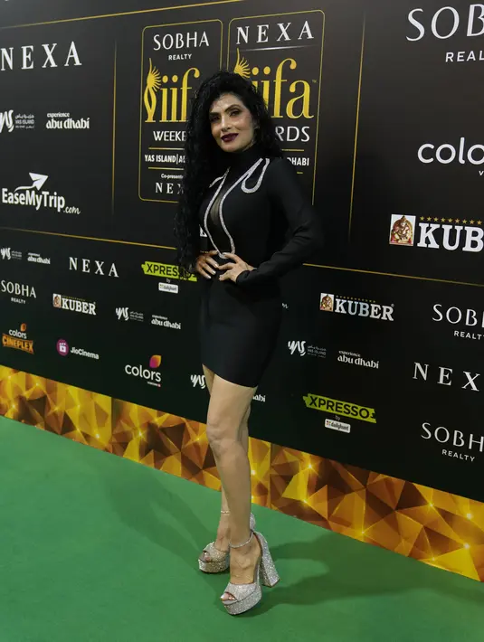 Aktris India Simran Ahuja tiba untuk menghadiri penghargaan International Indian Film Academy (IIFA) ke-23 di Abu Dhabi pada Jumat, 26 Mei 2023. (AP Photo/Kamran Jebreili)