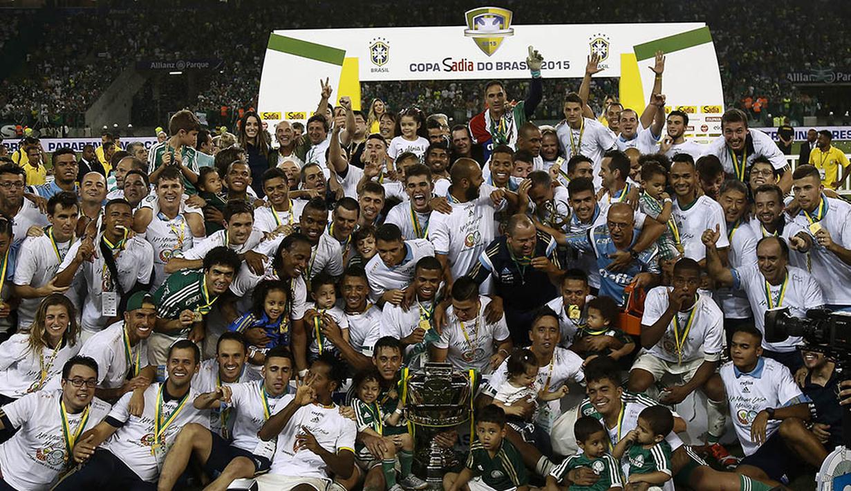 Para pemain Palmeiras merayakan juara Piala Brazil usai mengalahkan Santos di Stadion Allianz Parque, Brazil, Kamis (3/12/2015). (AFP Photo/Miguel Schincariol)