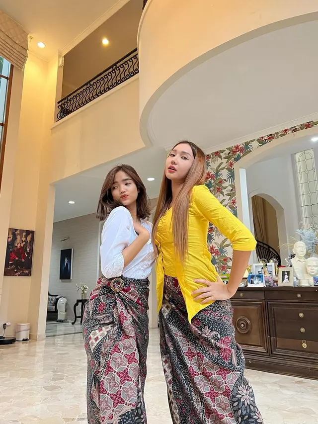 Fuji dan Lucinta Luna tampil feminin memakai kebaya (Foto: Instagram @lucintaluna_manjalita)