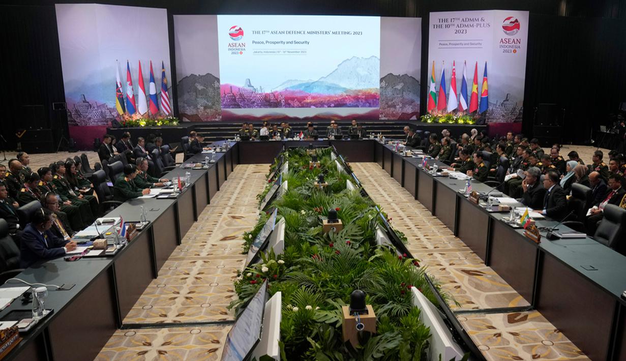 Menteri Pertahanan (Menhan) Prabowo Subianto membuka The 17th ASEAN Defence Minister's Meeting and The 10th ASEAN Defence Minister's Meeting Plus 2023 hari ini. (AP Photo/Dita Alangkara, Pool)