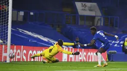 Penyerang Chelsea, Tammy Abraham, saat mencetak gol ke gawang Rennes pada laga lanjutan Liga Champions 2020/2021 di Stadion Stamford Bridge, Kamis (5/11/2020) dini hari WIB. Chelsea menang 3-0 atas Rennes. (Dylan Martinez/Pool via AP)