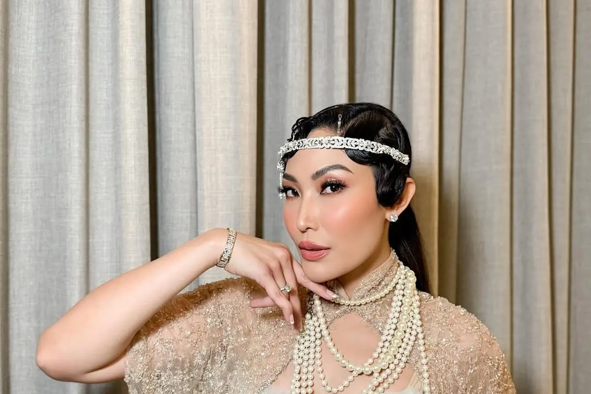 Potret Ayu Dewi Tampil Glamor dengan Sentuhan Old Hollywood dalam Balutan Gaun Putih Berpayet