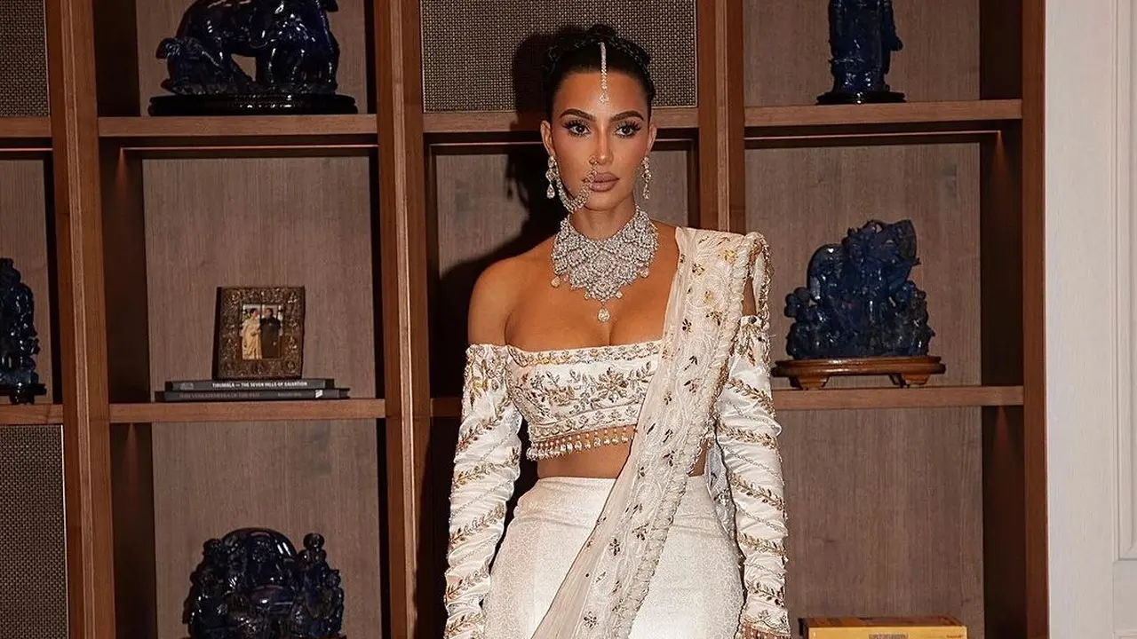 8 Gaya Kim Kardashian Pakai Perhiasan Mewah di Pernikahan Anant Ambani-Radhika Merchant, Tak Kalah Mentereng dari Pengantin