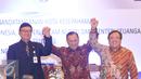 Mendagri Tjahjo Kumolo, Gubernur BI Agus Martowadjojo, Menkeu Bambang Brodjonegoro mengangkat tangan bersama usai penandatanganan MoU tentang koordinasi pengembangan ekonomi dan keuangan daerah, Jakarta, Jumat (21/4). (Liputan6.com/Angga Yuniar)