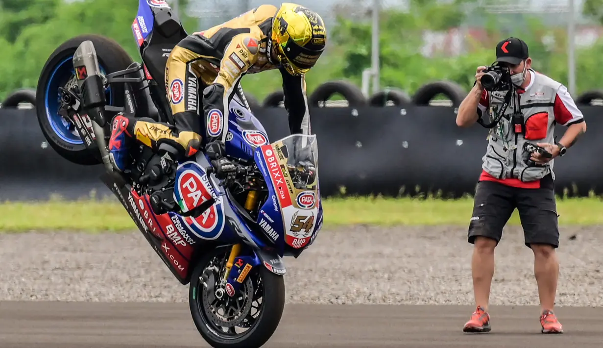 Sementara itu, sang Juara Dunia WSBK 2021, Toprak Razgatlioglu harus puas menempati posisi empat pada Race 2 WSBK Mandalika 2021. (AFP/Bay Ismoyo)