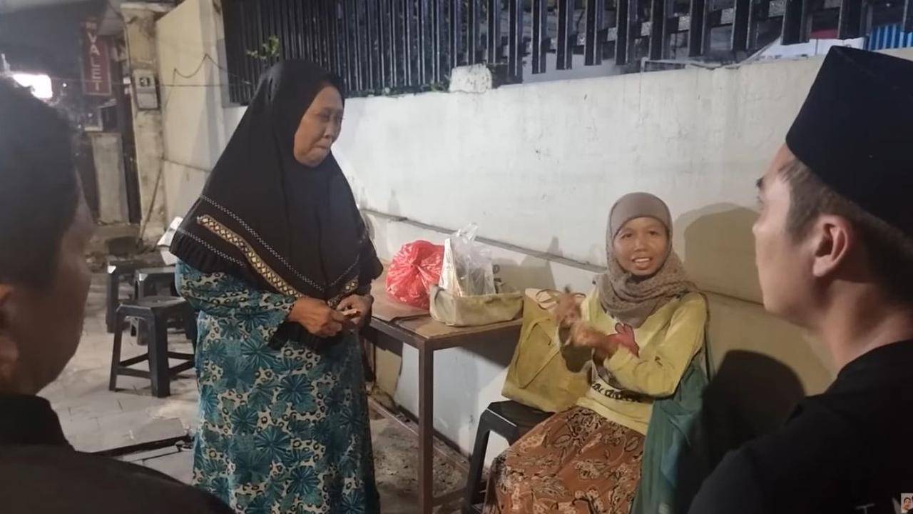 Namun akhirnya Mbak Siti mau menerima uang pemberian Baim.<br>