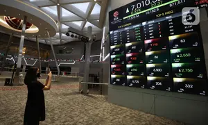 Karyawan memfoto layar pergerakan IHSG, Jakarta, Rabu (3/8/2022). Indeks Harga Saham Gabungan (IHSG) pada perdagangan di Bursa Efek Indonesia, Rabu (3/08/2022), ditutup di level 7046,63. IHSG menguat 58,47 poin atau 0,0084 persen dari penutupan perdagangan sehari sebelumnya. (Liputan6.com/Angga Yuniar)