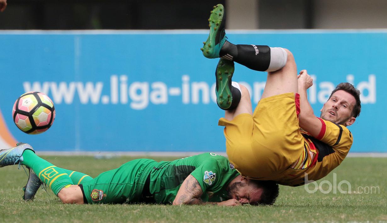 Aksi pemain Bhayangkara FC, Paulo Sergio (kanan) terjatuh bersama pemain Mitra Kukar, Jorge Gotor Blas pada lanjutan Liga 1 2017 di Stadion Patriot, Bekasi, Jumat (21/7/2017). Bhayangkara menang 4-1. (Bola.com/Nicklas Hanoatubun)