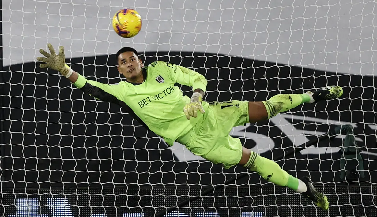 Alphonse Areola merupakan pemain PSG yang dipinjamkan ke Fullham pada musim lalu. Dirinya dinilai sebagai kiper yang mampu tampil konsisten di skuat The Cottagers. Musim ini ia kembali dipinjamkan menuju West Ham dan akan bersaing dengan kiper utama Lukasz Fabianski. (Foto: AFP/Pool/Adrian Dennis)